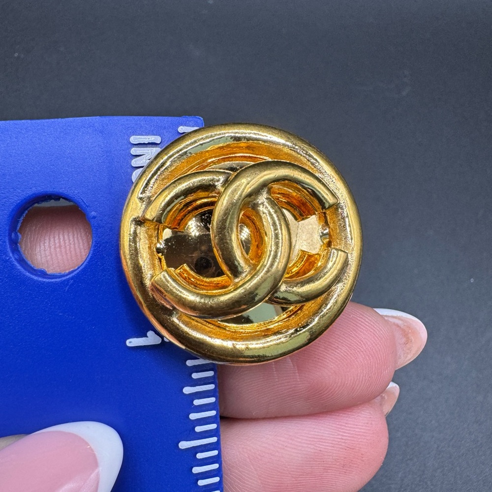 ❗️FINAL PRICE❗️LOT 785 RARE 24K gold plated Chanel vintage clip on earrings - Picture 6 of 11